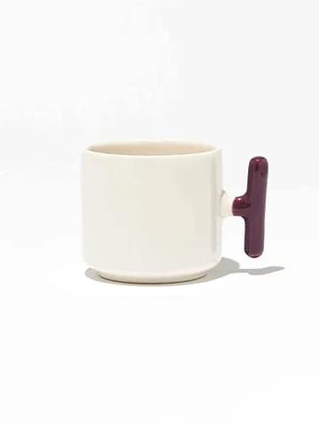 Krem gövdeli bordo T kulplu promosyon latte fincanı yan görünüm