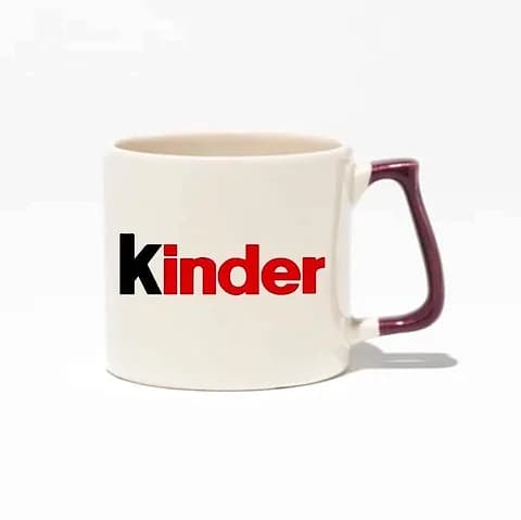 Krem gövdeli promosyon porselen kupa; ön yüzde siyah-kırmızı firma baskısı, bordo kulp