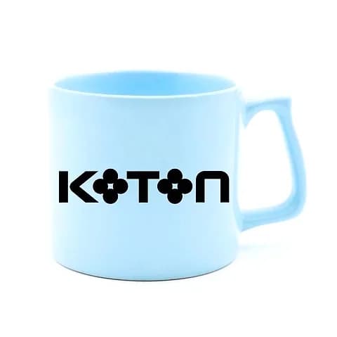 Pastel mavi porselen promosyon kupası; ön yüzde siyah kurumsal yazı baskısı, kulp sağda