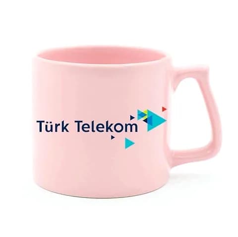 Pastel pembe promosyon porselen kupa; renkli üçgen logo ve firma adı baskılı