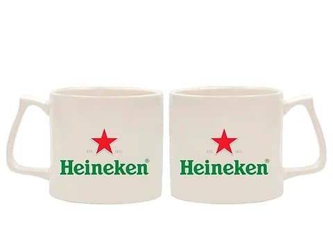 İki beyaz promosyon porselen kupa, yeşil yıldız amblemli logo baskı örneği