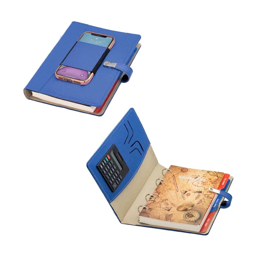 Açık mavi ajanda; üstte telefon yuvası, altta hesap makinesi ve harita desenli iç sayfalar, kalem tutucu.
