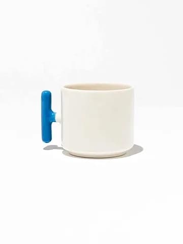 Mavi kulplu beyaz porselen promosyon latte fincanı; önden baskısız, kulp solda
