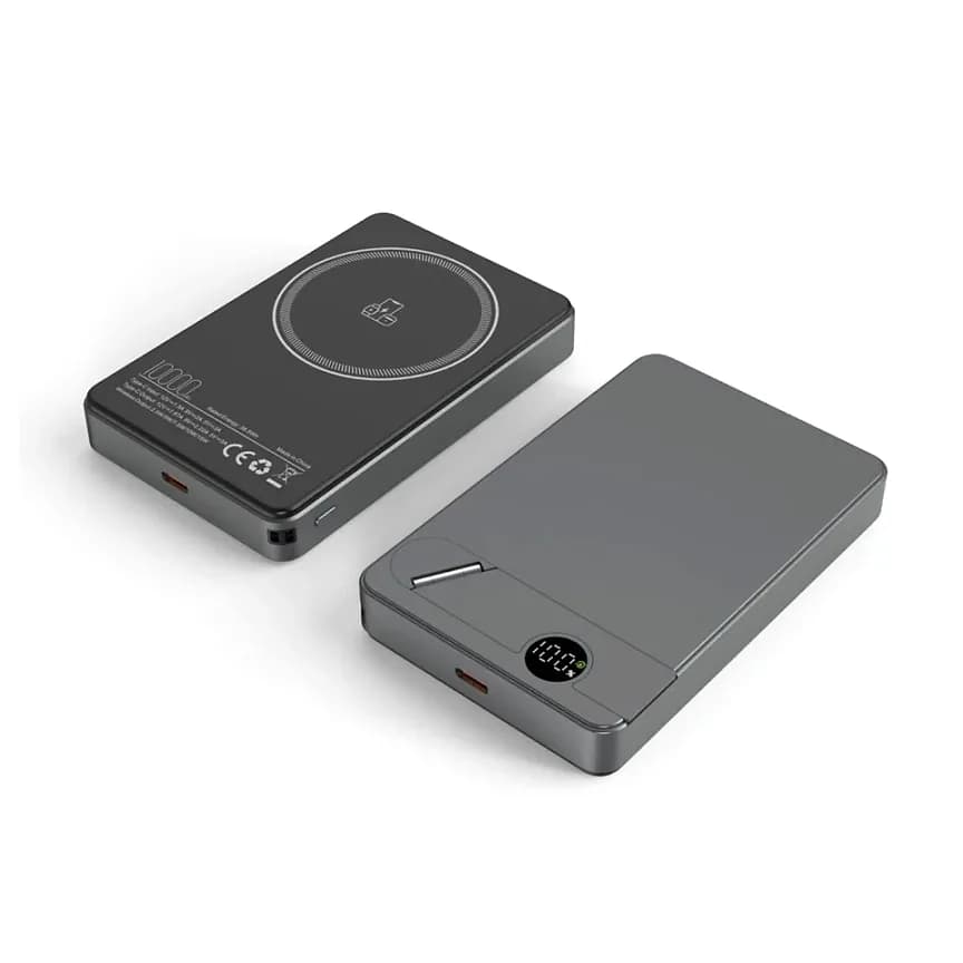 Promosyon siyah metal powerbank üst yan açı, USB-C portu ve 10000 mAh etiketi