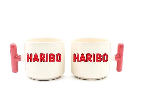 İki adet pembe kulplu krem promosyon latte fincanı, kırmızı logo baskı örneği
