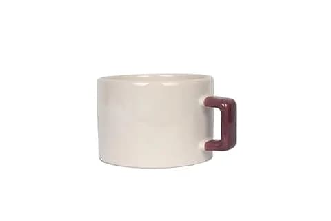 Krem beyaz promosyon Nescafe fincanının bordo kulplu yan görünümü