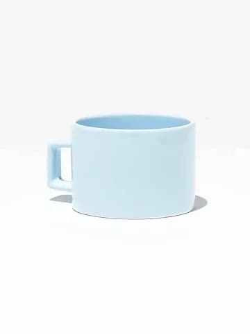 Pastel mavi promosyon Nescafe fincanı, beyaz zemin önünde yan çekim