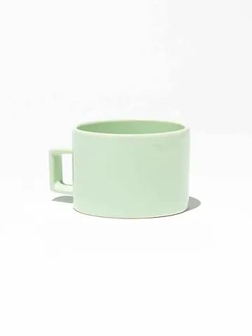 Pastel nane yeşili porselen promosyon kahve fincanı; sol yan açı, logosuz