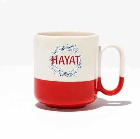 Kırmızı tabanlı beyaz porselen promosyon kupası; ön yüzde çelenk biçimli yazı baskısı
