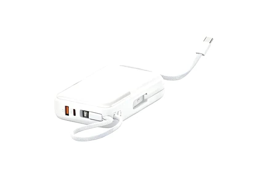 Beyaz powerbank; örgülü dahili USB-C kablo, yan yüzde çoklu port ve düğme.