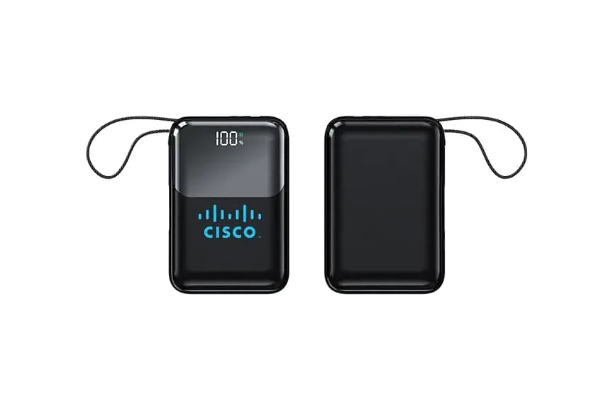 Siyah powerbank ön ve arka yüz; dijital ekran, logo alanı ve kısa kablo.