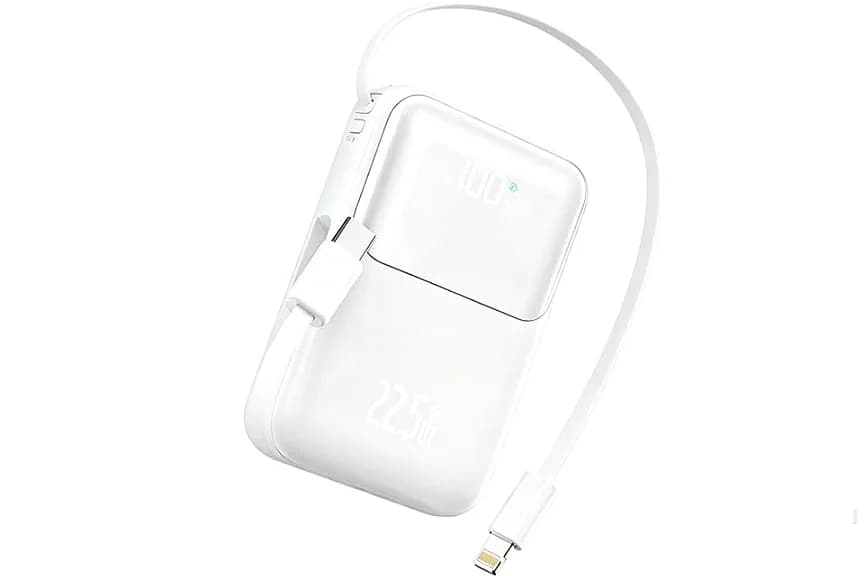 Beyaz powerbank, kıvrık kablo ve ekranda yüzde 100 ile 22,5 W ibaresi.