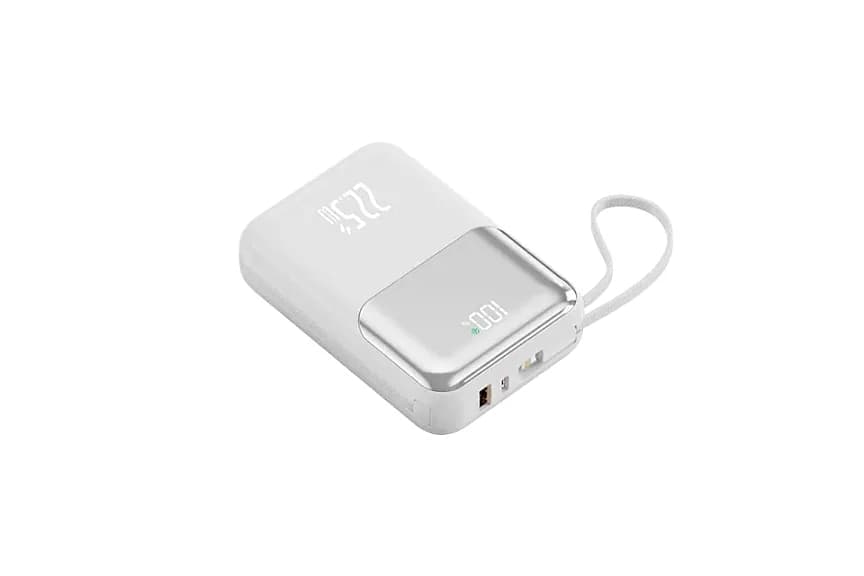 Açılı beyaz powerbank; ekranda yüzde 100, kısa kablo ve girişler görünüyor.