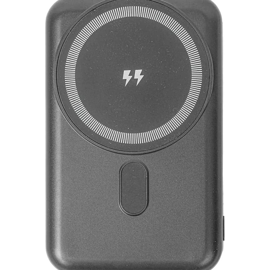 Koyu gri manyetik powerbank; ön yüzde halka, şimşek simgesi ve düğme.