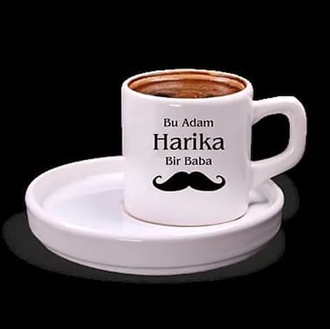 Beyaz süblimasyon promosyon kahve fincanı; siyah bıyık figürü ve babalara özel yazı