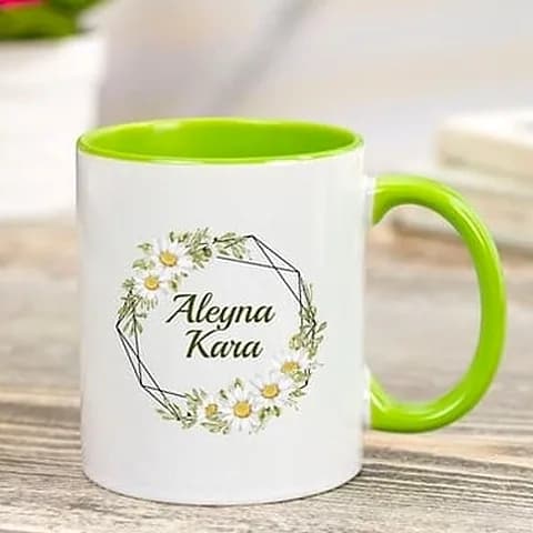 İçi yeşil beyaz promosyon kupası; isim ve çiçek çelenk baskılı ön yüz