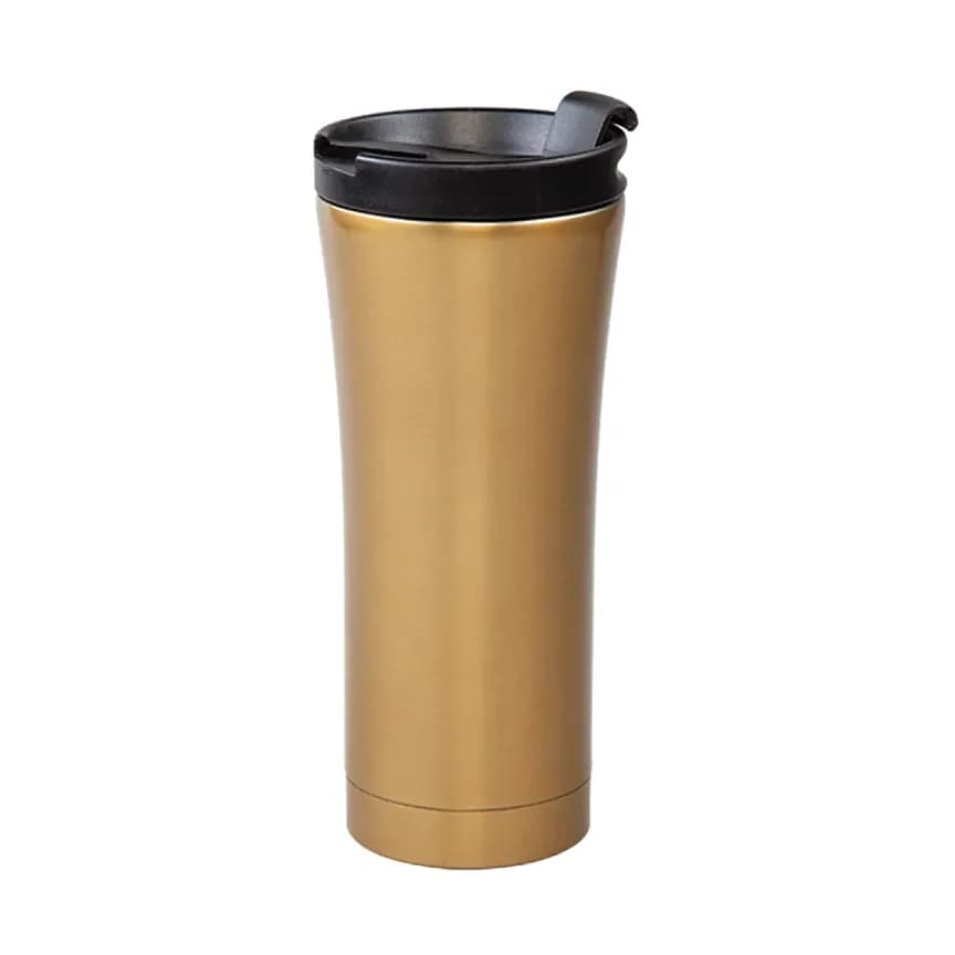 Altın sarısı metal gövdeli termos bardak; siyah kapak ve desensiz parlak yüzey.