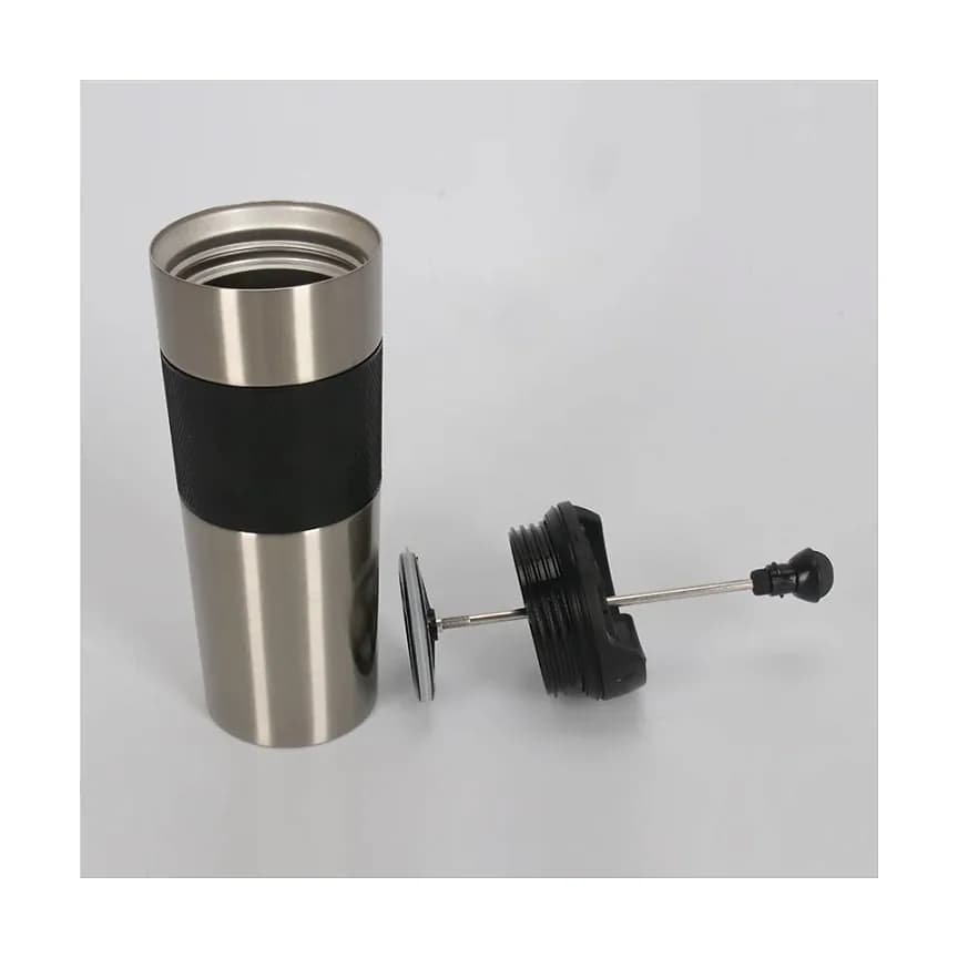 Fırçalanmış gümüş termos; siyah dokulu tutma bandı, açık ağız ve yanında pistonlu süzgeç.