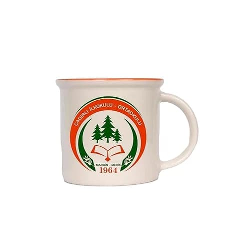 Kurumsal promosyon için beyaz porselen kupa; turuncu ağız bandı, okul amblemli örnek baskı, sağda kulp
