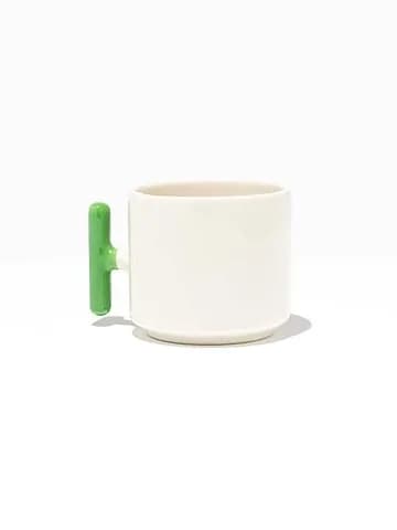 Yeşil kulplu beyaz porselen promosyon latte fincanı; logosuz, uzak açı, kulp solda