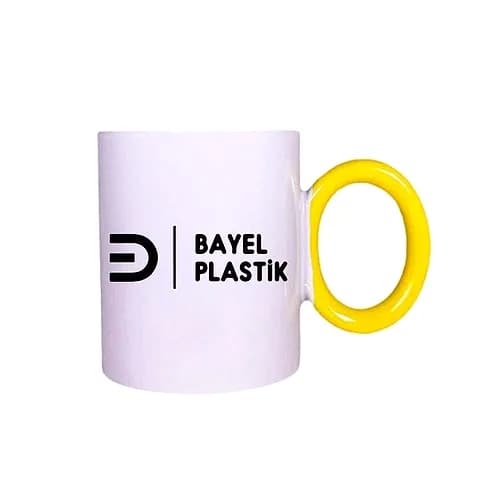 Beyaz gövdeli sarı halka kulplu porselen kupa, siyah amblemli örnek logo baskısı; promosyon ürünü